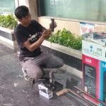 Ludi priana tukang kaca lagi memperbaiki pintu