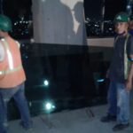 tukang kaca lagi bekerja 3