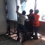 tukang kaca saat bekerja 2