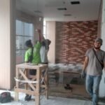 tukang kaca saat bekerja